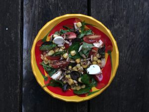 salade santé équilibrée, mâche, maïs, bocconcini et tomates cerises